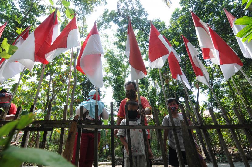 Warga memasang bndera merah putih untuk menyambut hari kemerdekaan ke-75 RI (ilustrasi).