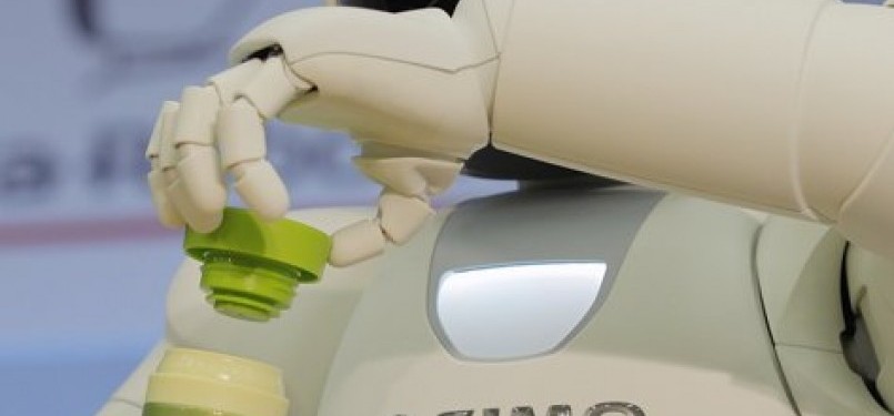 Asimo membuka tutup termos.