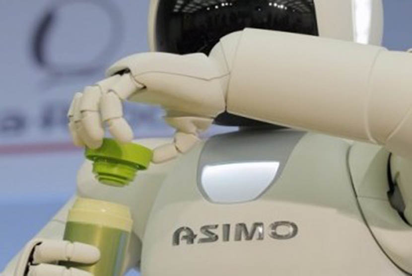 RObot Asimo membuka tutup termos.