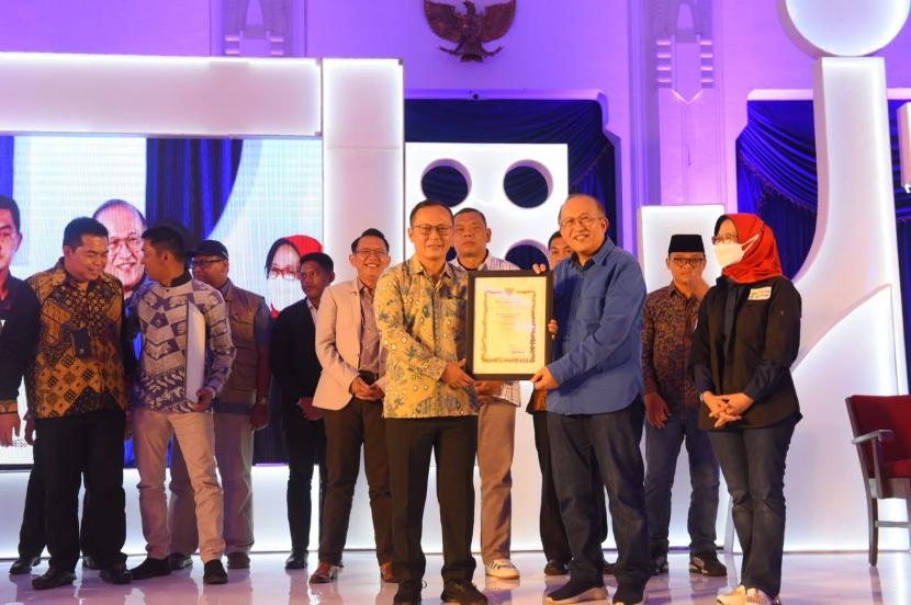 Asisten Administrasi Umum Setda Provinsi Jawa Barat Ferry Sofwan Arif memberikan pengahargaan pengelolan medsos terbaik ke Pemkot Sukabumi di Gedung Sate Bandung, Sabtu (8/10/2022) 