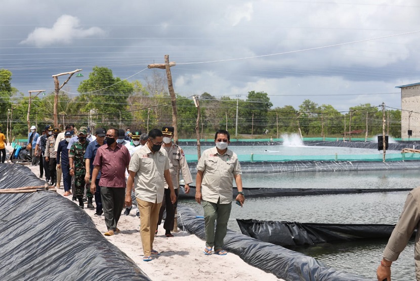 Asisten Bidang Perekonomian dan Pembangunan Setda Prov. Kalteng Leonard S. Ampung meninjau pembangunan shrimp estate/ Udang Vaname di sejumlah tempat di Kabupaten Sukamara, Sabtu (11/12). Peninjauan ini merupakan tindak lanjut dari Focus Discussion Group (FGD) Prospek dan Invesatasi Tambak Udang Vaname di Prov. Kalteng yang digelar di Ballroom Avila Hotel Pangkalan Bun, Kabupaten Kotawaringin Barat, Jumat (10/12) lalu.