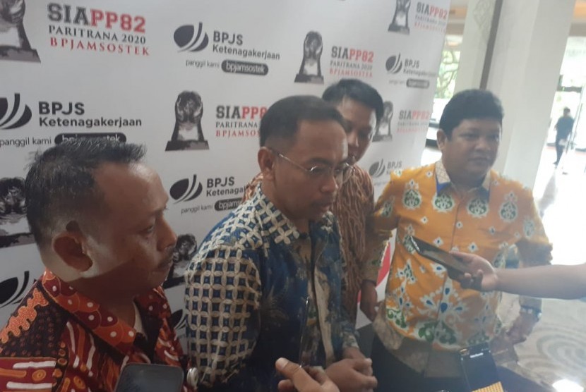 Asisten Daerah Ekonomi, Pembangunan, dan Kesejahteraan Pemprov Sulawesi Selatan, Muhammad Firda (kiri) dan  Direktur Perencanaan Strategis dan Teknologi Informasi BPJAMSOSTEK, Sumarjono saat acara sosialisasi PP 82 Tahun 2019 di Makassar, Kamis (27/2).