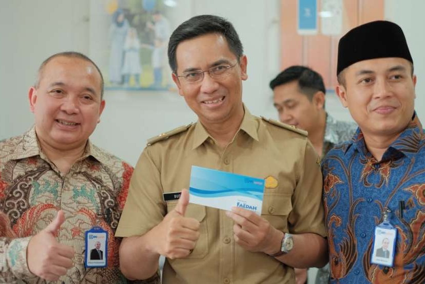 Asisten Daerah III Pemda Cianjur, membuka Tabungan Faedah saat peresmian Kantor Cabang BRIsyariah Cianjur didampingi oleh Chief of Finacing Support BRIsyariah Hilman Purakusumah, dan Pinca BRI Syariah Cianjur Nana Mulyana.