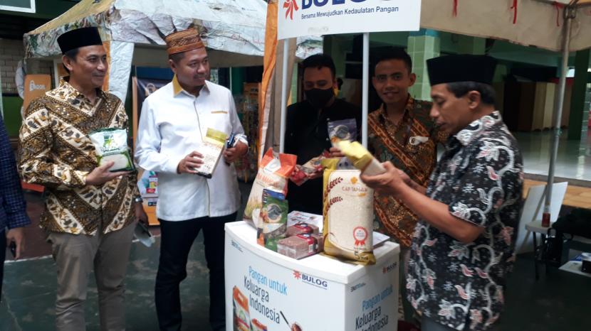 Asisten Deputi Keuangan Inklusif dan Keuangan Syariah Kemenko Perekonomian Erdiriyo dan Sekretaris Jenderal DPP MDI DR Gunawan Hidayat meninjau salah satu booth pameran inklusi keuangan di Pesantren Asshiddiqiyah, Kebon Jeruk, Jakarta, Jumat (3/6/2022).