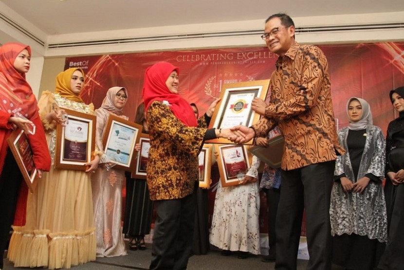 Asisten Deputi Peningkatan Kualitas SDM Perkoperasian Kementerian Koperasi dan UKM Dwi Andriani S (kiri) menyerahkan penghargaan Winner Choice 2019, Best in Indonesia Award, kepada Direktur PR & External Relation PT Lippo Karawaci Tbk Danang Kemayan Jati. Penghargaan itu untuk kategori Best In Business & Company.