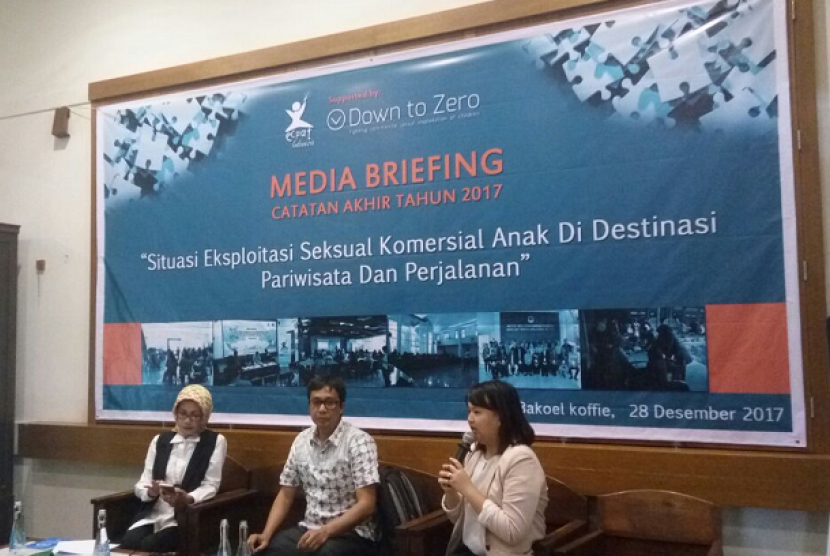 Asisten Deputi Tata Kelola Destinasi Wisata Kementerian Pariwisata (Kemenpar) Oneng Setya (kiri) dan Koordinator //Ending the Sexual Exploitation of Children// (ECPAT) Indonesia Ahmad Sofian (tengah), ketika memaparkan situasi terkini eksploitasi seksual komersial anak di destinasi pariwisata dan perjalanan Indonesia, di Bakoel Koffie Cikini, Jakarta, Kamis (28/12).