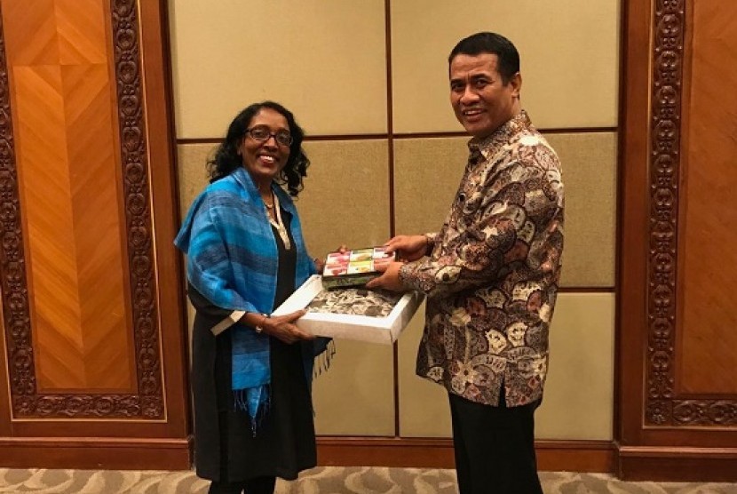 Asisten Dirjen FAO, Kundhavi Kadiresan dan Menteri Pertanian Andi Amran Sulaiman di sela acara Jakarta Food Security Summit, Kamis (8/3).