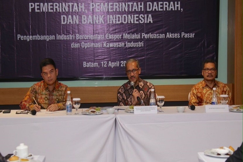 Asisten gubernur kepala departemen kebijakan ekonomi dan moneter BI Dody Budi Waluyo (tengah) dan Deputi I Kementerian Koordinator Bidang Perekonomian Iskandar Simorangkir dalam media briefing rapat koordinasi (rakor) pemerintah pusat, pemerintah daerah, dan BI di Batam, Kamis (13/4)