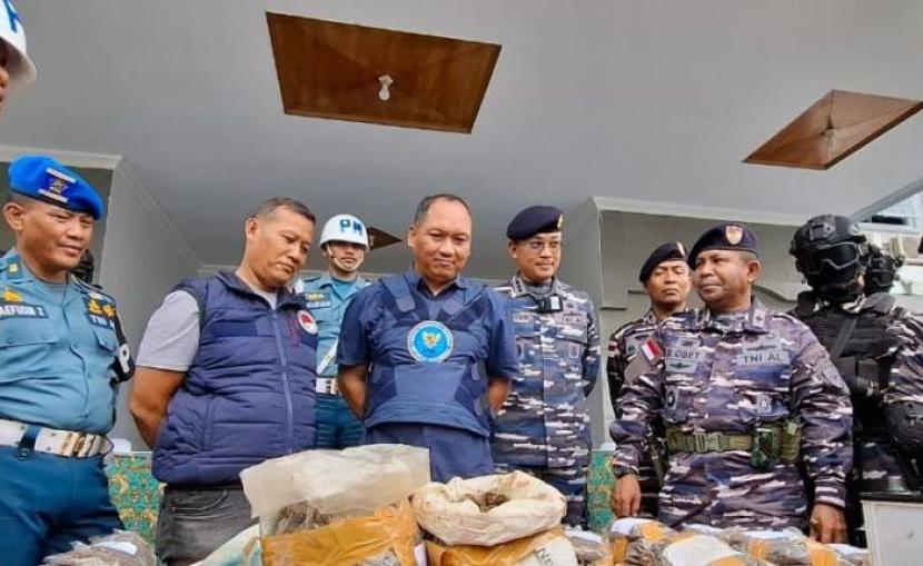 Asisten Operasi Komandan Lantamal X/Jayapura, Kolonel Laut (P) Yustus Nasarius Rossi (tengah) di Jayapura, Provinsi Papua, Kamis (9/5/2024).