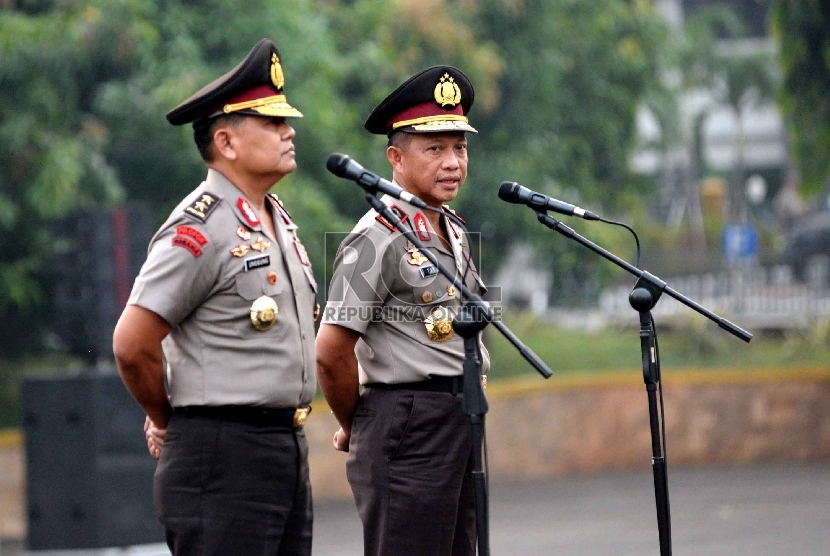 Asisten Operasional Kapolri (Asops) Irjen Pol Unggung Cahyono (kiri), dan Kapolda Metro Jaya Irjen Pol Tito Karnavian (kanan) saat upacara pisah sambut di Polda Metro Jaya, Jakarta, Jumat (11/6).(Republika/Yasin Habibi)