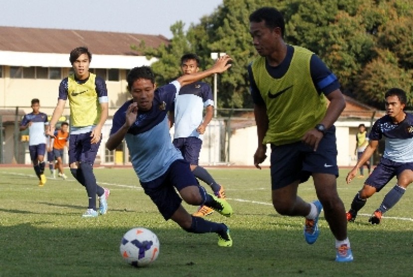 Asisten pelatih, Eko Purjianto (kanan) ikut terlibat dalam latihan timnas Indonesia. 