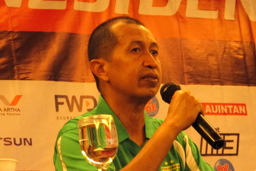  Asisten Pelatih Persebaya United Troy Medicana memaparkan persiapan pertandingan melawan Martapura FC sebelum pertandingan melawan Persib Bandung pada konfrensi pers jelang pertandingan Piala Presiden 2015 di Hotel Golden Flower, Kota Bandung, Selasa (1/9