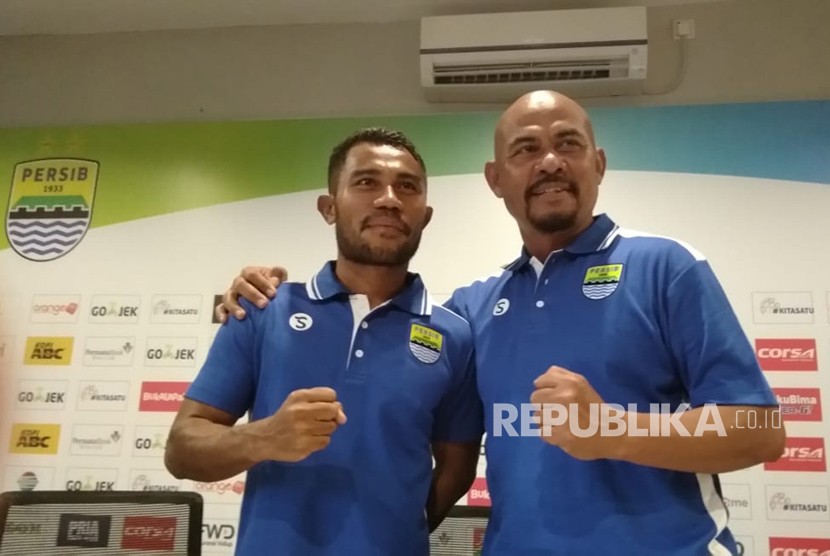 Bek Persib Bandung, Ardi Idrus (kiri).