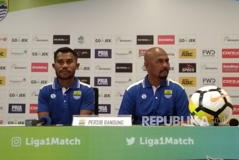 Asisten pelatih Persib Bandung, Herrie Setyawan (kanan) dan pemain Persib Bandung, Ardi Idrus di Graha Persib, Bandung, Jumat (20/4). 