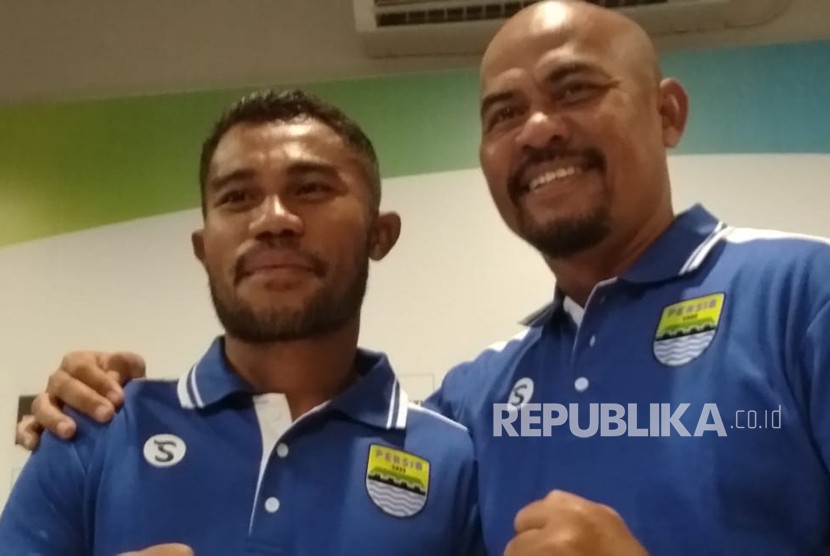 Asisten pelatih Persib Bandung, Herrie Setyawan (kanan) dan pemain Persib Bandung, Ardi Idrus di Graha Persib, Bandung, Jumat (20/4). 