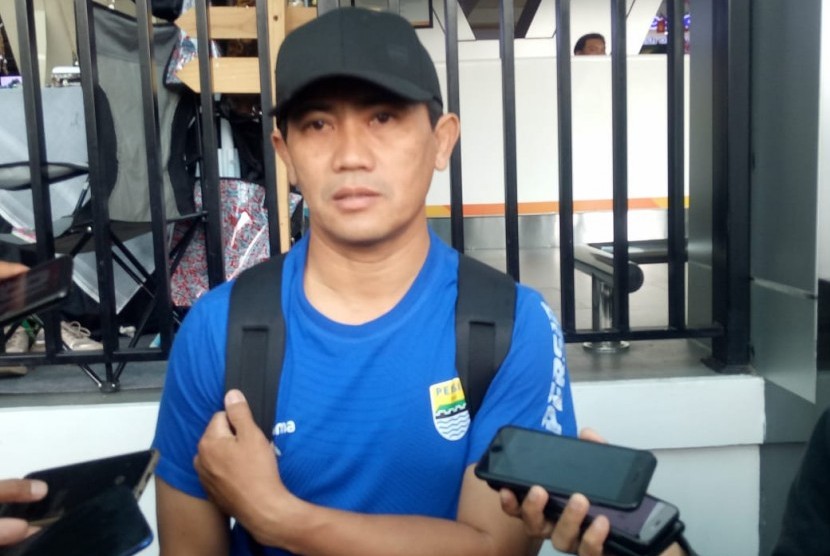 Asisten pelatih Persib Bandung, Yaya Sunarya di Bandara Husein Sastranegara, Kota Bandung, Selasa (18/2). 