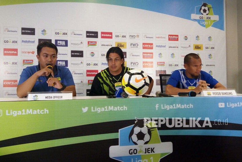Asisten pelatih Persib Fernando Soler dan kapten Persib Supardi Nasir pada acara konferensi pers pertandingan Liga 1 di Graha Persib, Bandung, Ahad (25/3).