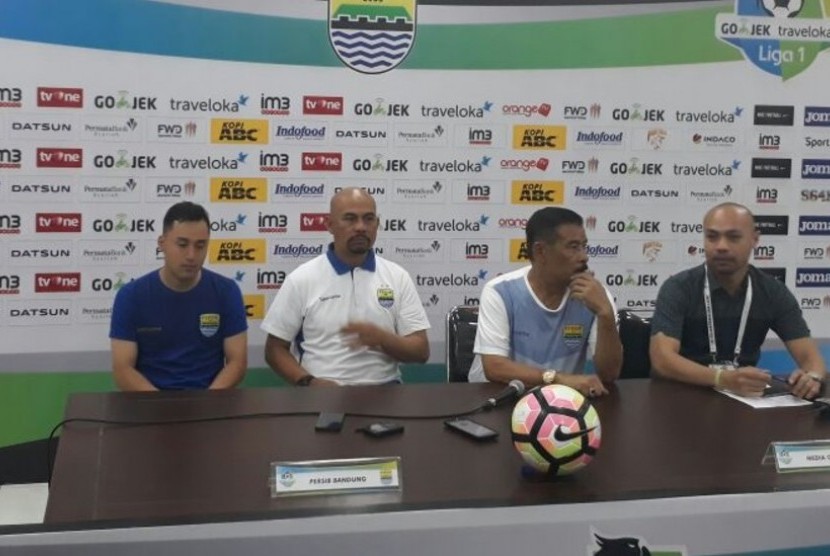 Asisten pelatih Persib Herrie Setyawan (tengah), Shohei Matsunaga (kiri) dan Manajer Persib Umuh Muchtar (kedua kanan) saat konferensi pers usai kemenangan Persib atas PSM di Stadion Gelora Bandung Lautan Api, Rabu (5/7).