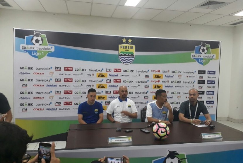 Asisten pelatih Persib Herrie Setyawan (tengah), Shohei Matsunaga (kiri) dan Manajer Persib Umuh Muchtar saat konferensi pers usai kemenangan Persib atas PSM di Stadion Gelora Bandung Lautan Api, Rabu (5/7).