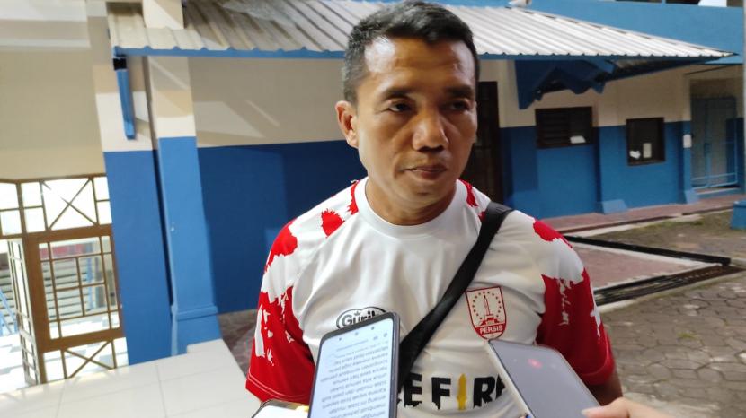 Asisten Pelatih Persis Solo, Rasiman masih tunggu kepastian bergulirnya liga 1 2022-2023.