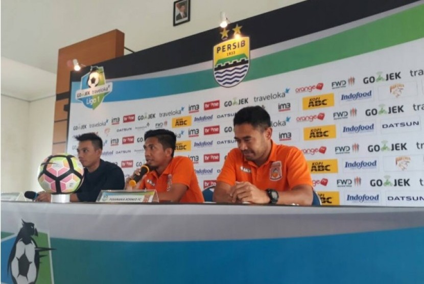 Asisten pelatih Pusamania Borneo FC Ahmad Amirudin (tengah).