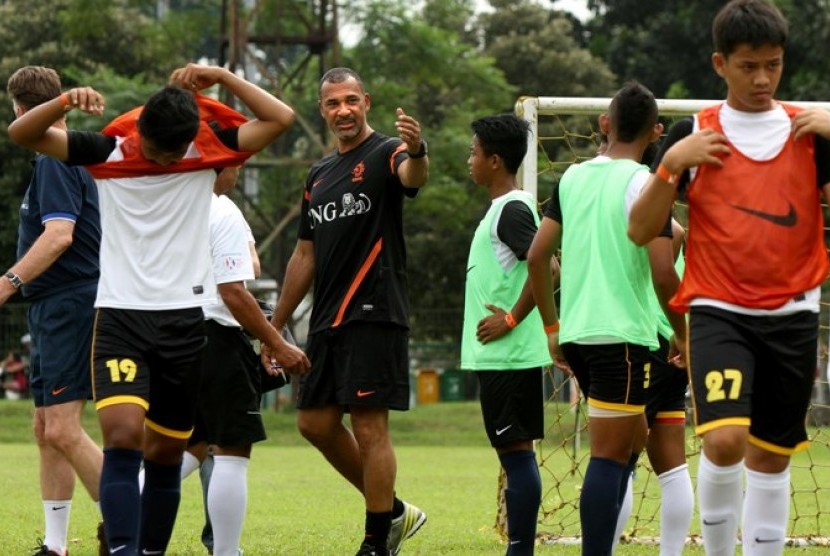 Asisten pelatih Timnas Belanda Ruud Gullit (tengah) memberikan arahan kepada peserta Choaching Clinic Timnas Belanda di Lapangan C Senayan Jakarta, Kamis (6/6).