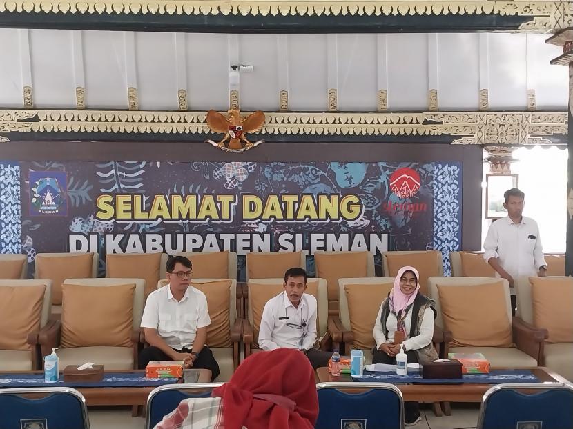    Asisten Pemerintahan dan Kesejahteraan Rakyat Sekretariat Daerah Kabupaten Sleman, Aji Wulantara (tengah), dalam konferensi pers di Pendopo Parasamya, Rabu (10/5/2023). 