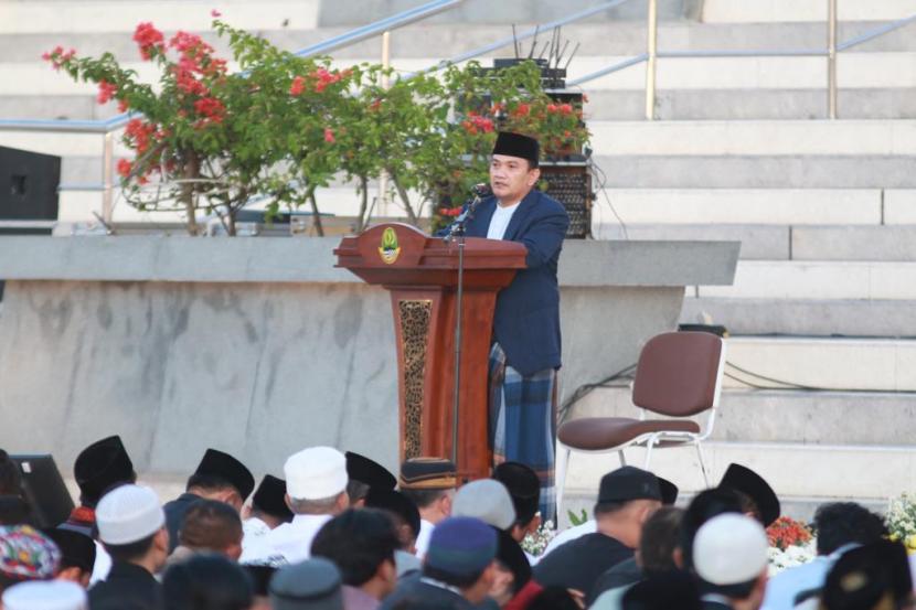 Asisten Pemerintahan dan Kesejahteraan Rakyat Setda Provinsi Jawa Barat Dedi Supandi memberikan sambutan dalam Idul Adha di Masjid Aljabbar, Kota Bandung, Kamis (29/6/2023).   