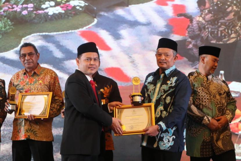 Asisten Pemerintahan, Sri Utomo (kedua dari kri), mewakili Wali Kota Depok Dr  KH  Mohammad Idris  MA, menerima penghargaan sebagai Kepala Daerah Peduli Baznas di  ajang Baznas Jabar  Award tahun 2022 yang digelar  di Hotel Pullman Bandung, Kamis (15/12/22).