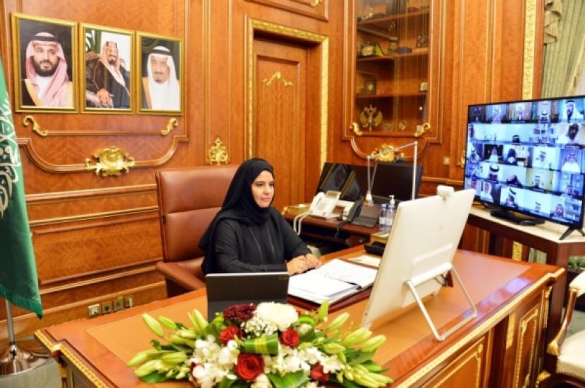 Hanan, Wanita Saudi Pertama Pimpin Sidang Dewan Syuro. Asisten Presiden Dewan Syuro, Hanan Al-Ahmadi membuat sejarah pada Rabu (2/12), dengan menjadi wanita Arab Saudi pertama yang memimpin sidang Dewan Syuro.