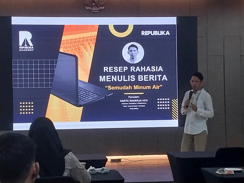 Asisten Redaksi Pelaksana User Generated Content Republika, Karta Raharja Ucu, mengisi workshop jurnalistik bertema Jurnalistik Digital: Langkah Awal Menjadi Tulisan Andal di Gedung Sardjito, UII, Sleman DIY, Selasa (11/7/2023). 