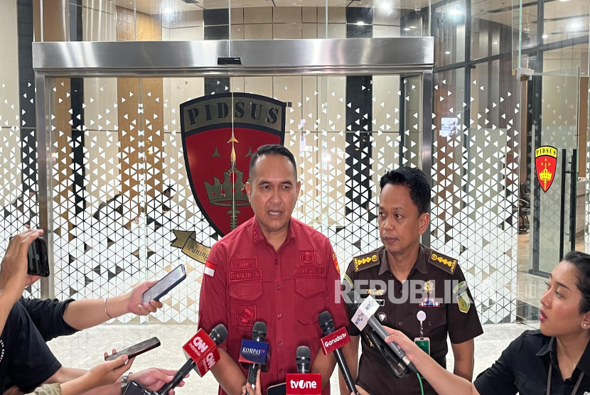 Asisten Tindak Pidana Khusus (Aspidsus) Kejaksaan Tinggi Nusa Tenggara Timur (Kejati NTT) Ridwan Sujana Angsar saat menjelaskan penanganan perkara dugaan korupsi proyek pembangunan rumah-rumah untuk para mantan pejuang Timor Timur, Rabu (4/62025).