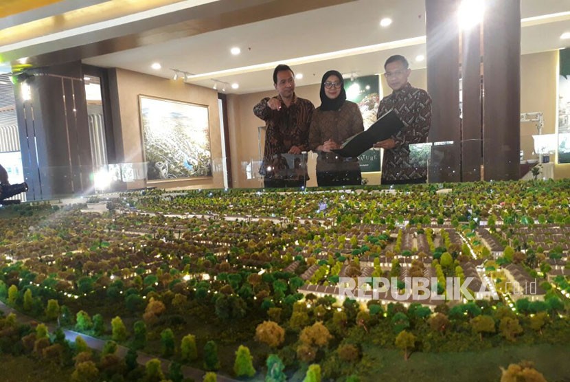 Marketing Director Agung Podomoro, Agung Wirajaya sedang menunjukan rencana pembangunan proyek properti di Bandung, Jawa Barat.