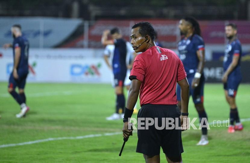 Asisten wasit tambahan bertugas saat pertandingan Liga 1. Komite Wasit Persatuan Sepak bola Seluruh Indonesia (PSSI) memberlakukan sistem ranking atau peringkat untuk menjaga kualitas setiap wasit pada pertandingan Liga 1 musim kompetisi 2022/2023.