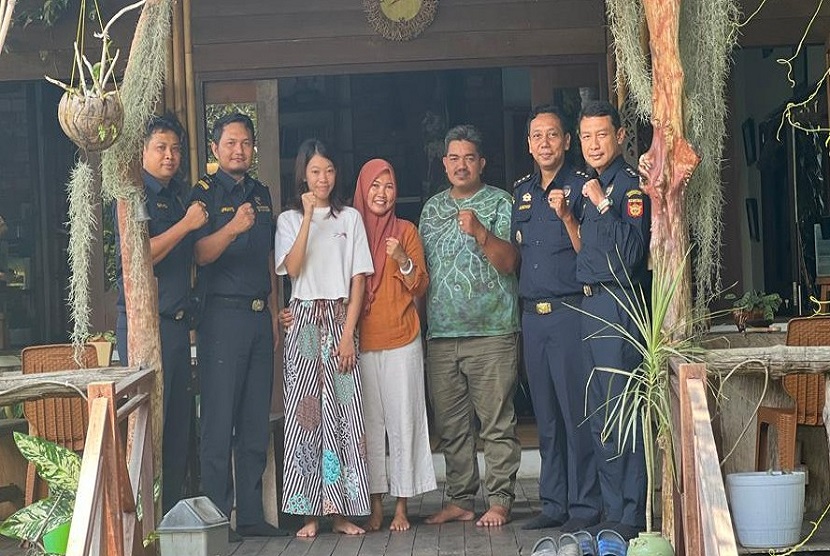 Asistensi kepada Usaha Mikro Kecil dan Menengah (UMKM) terus dilakukan Bea Cukai. Asistensi kali ini dilakukan Bea Cukai ke tiga UMKM, masing-masing di Surakarta, Bandung, dan Banjarmasin.