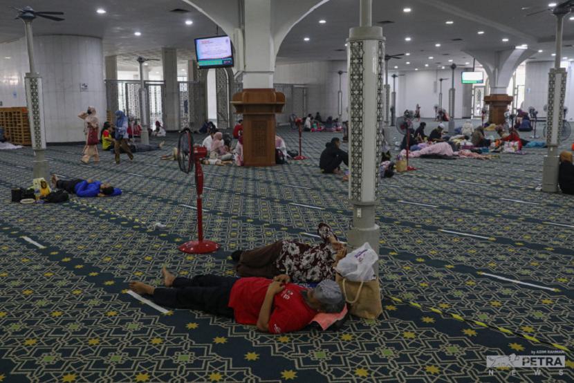 asjid-masjid di Kuala Lumpur dan Putrajaya, Malaysia, telah membuka pintu mereka untuk menampung sementara ratusan orang yang terdampar akibat hujan deras dan banjir. 