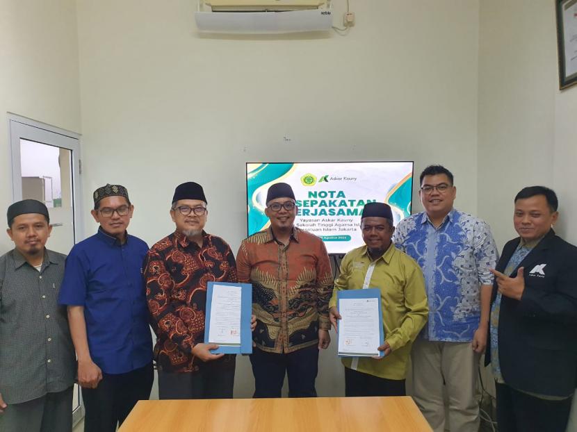 Askar Kauny dan STAI PERSIS Jakarta menandatangani nota kesepakatan kerja sama di kantor Askar Kauny, Jakarta, Selasa (16/8/2022).