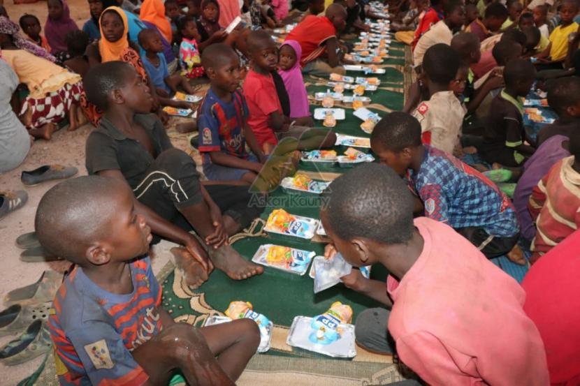 Askar Kauny membagikan 500 paket berbuka puasa untuk 500 santri yatim dhuafa penghafal Alquran, guru, dan masyarakat Mali, Afrika.