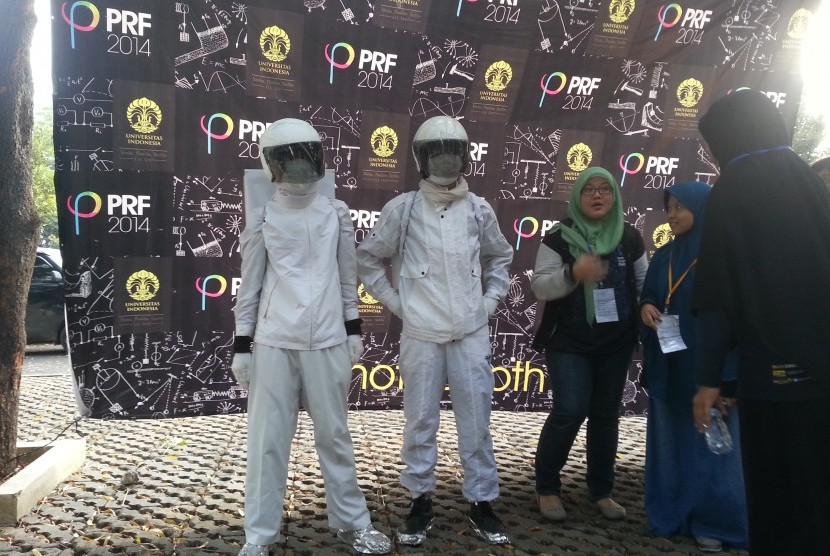 Aslamic dan Muhamad Dio Danarianto berpakaian ala astronot di Universitas Indonesia