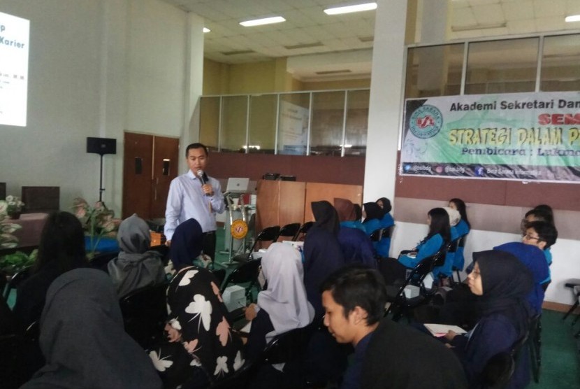 ASM Bandung menyelenggarakan seminar karir bagi mahasiswanya sebelum lulus kuliah.   