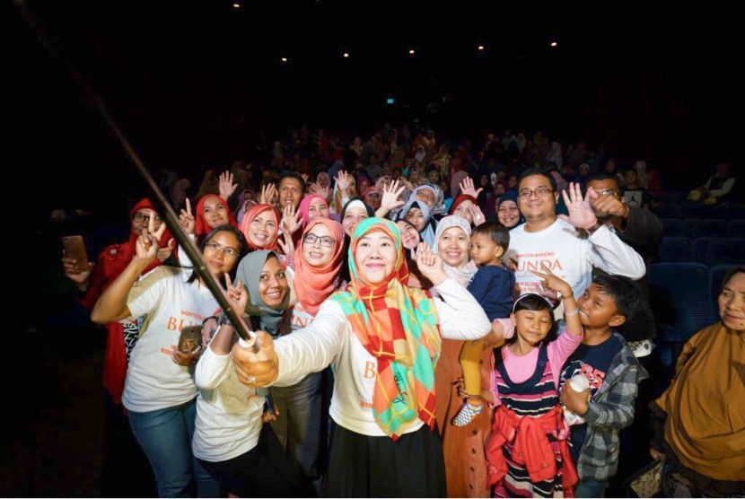 Asma Nadia berfoto bersama para penggemarnya seusai nobar film Bunda, Kisah Cinta 2 Kodi di Balikpapan.