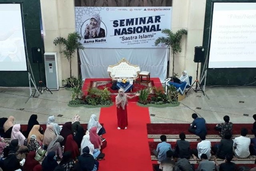 Asma Nadia dalam seminar di Universitas Ahmad Dahlan, Yogyakarta