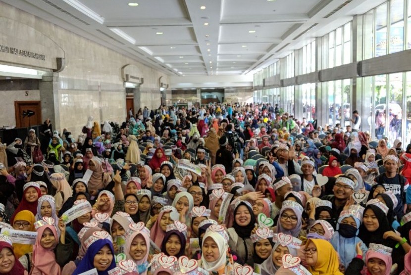 Asma Nadia dan Helvy Tiana Rosa bersama ratusan pengunjung Islamic Book Fair (IBF) 2018 membuat rekaman 