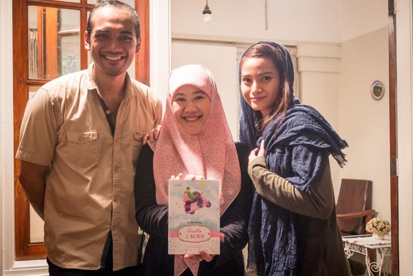 Asma Nadia (tengah) bersama artis film 