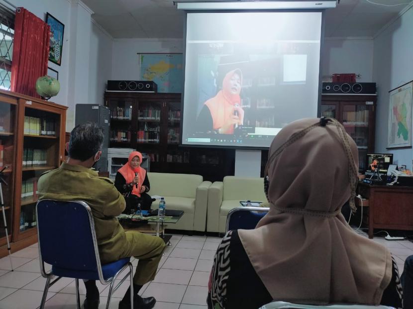 Asmahudroh SP, MPd,  guru SMA Bina Insani Bogor, tampil di acara bedah buku berjudul Sosiologi dan Penanaman Karakter di Gedung Perpustakaan Daerah Kota Bogor, Selasa (13/10).  