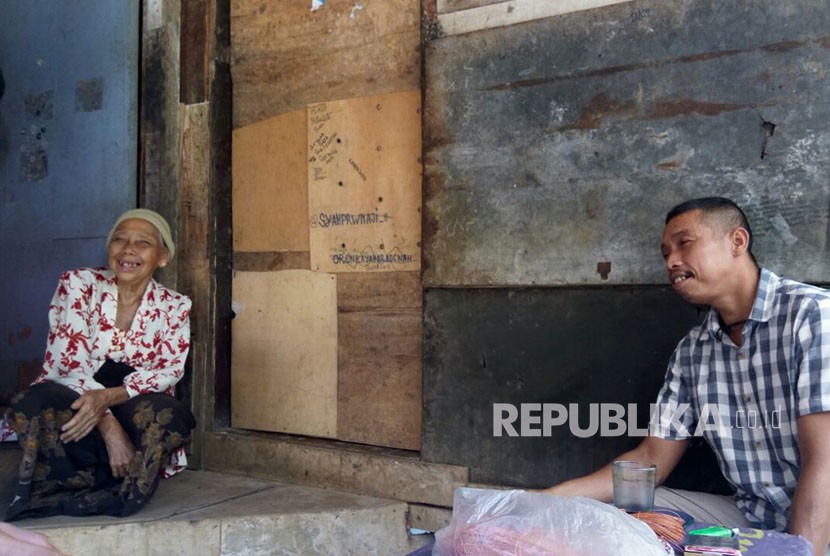 Asmariah (75 tahun) dan Muhiddin, warga Kampung Bebek, Kelurahan Kedung Halang, Kecamatan Tanah Sareal, Kota Bogor, saat menceritakan suka-duka tinggal di kawasan langganan banjir.