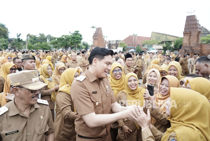 ASN berebut foto bersama Lucky Hakim