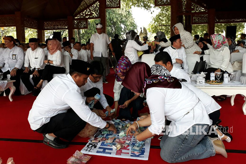 ASN Kabupaten Purwakarta menggalang dana untuk membantu warga Rohingya, Senin (4/9). 