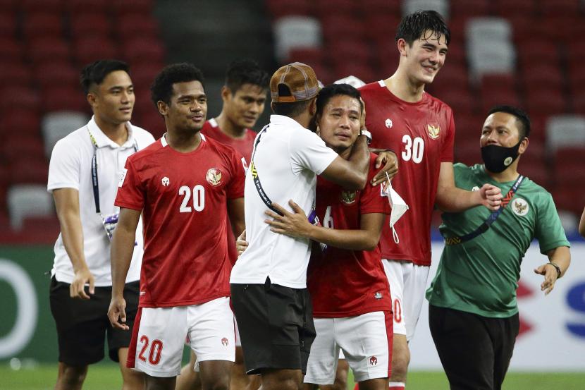 Asnawi Mangkualam dari Indonesia, kanan depan, merayakan dengan rekan satu tim dan ofisial setelah mengalahkan Singapura pada pertandingan leg kedua semifinal AFF Suzuki Cup 2020 antara Indonesia dan Singapura di Singapura, Sabtu, 25 Desember 2021.