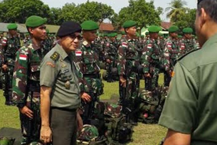 Asops Panglima TNI Mayjen Indra Hidayat di Mako Yonif 527, Lumajang.